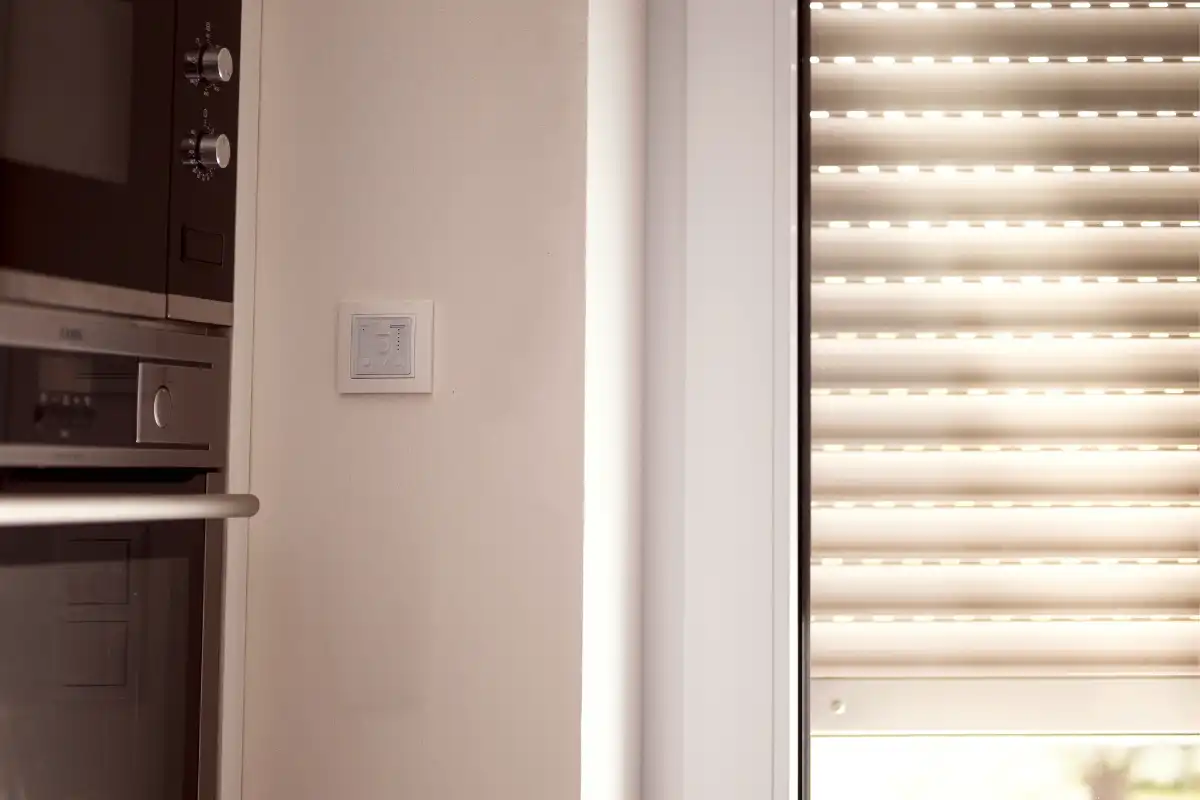 Rollladen für das Fenster Fenster mit Rollladen