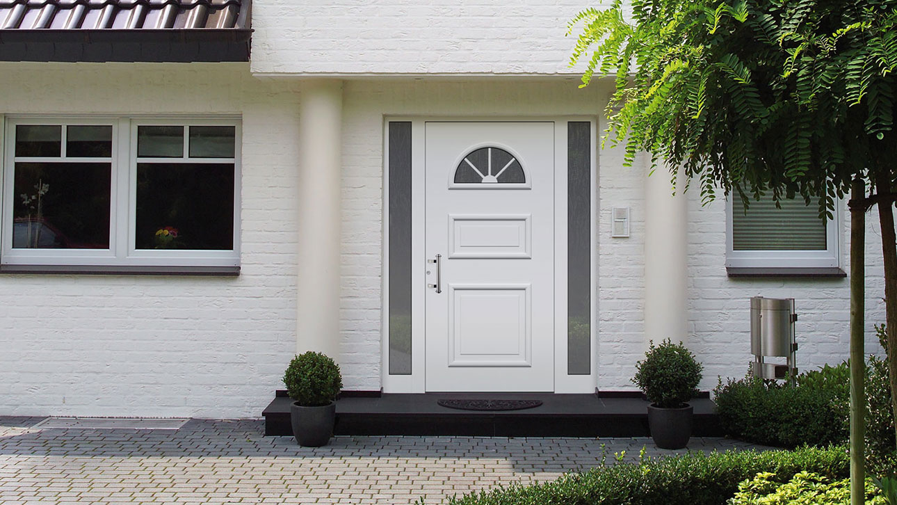 Kompotherm Dürer Haustür an Haus mit weißen Säulen