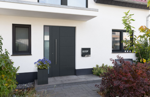 Moderne Hausfront mit Kompotherm E-Design Haustür
