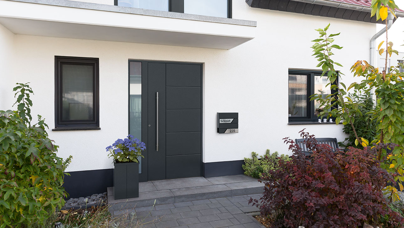 Moderne Hausfront mit Kompotherm E-Design Haustür
