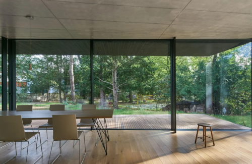 Große Hebeschiebetür erlaubt Aussicht in den Garten.