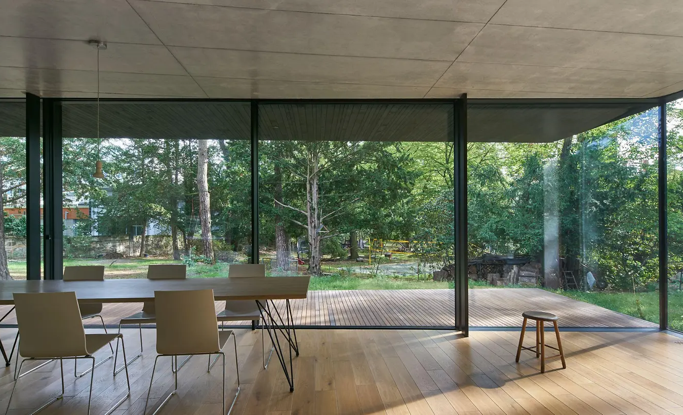 Große Hebeschiebetür erlaubt Aussicht in den Garten.