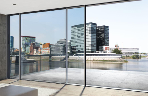 Schüco Panorama Design PD 76 als Balkontür vor Stadtaussicht