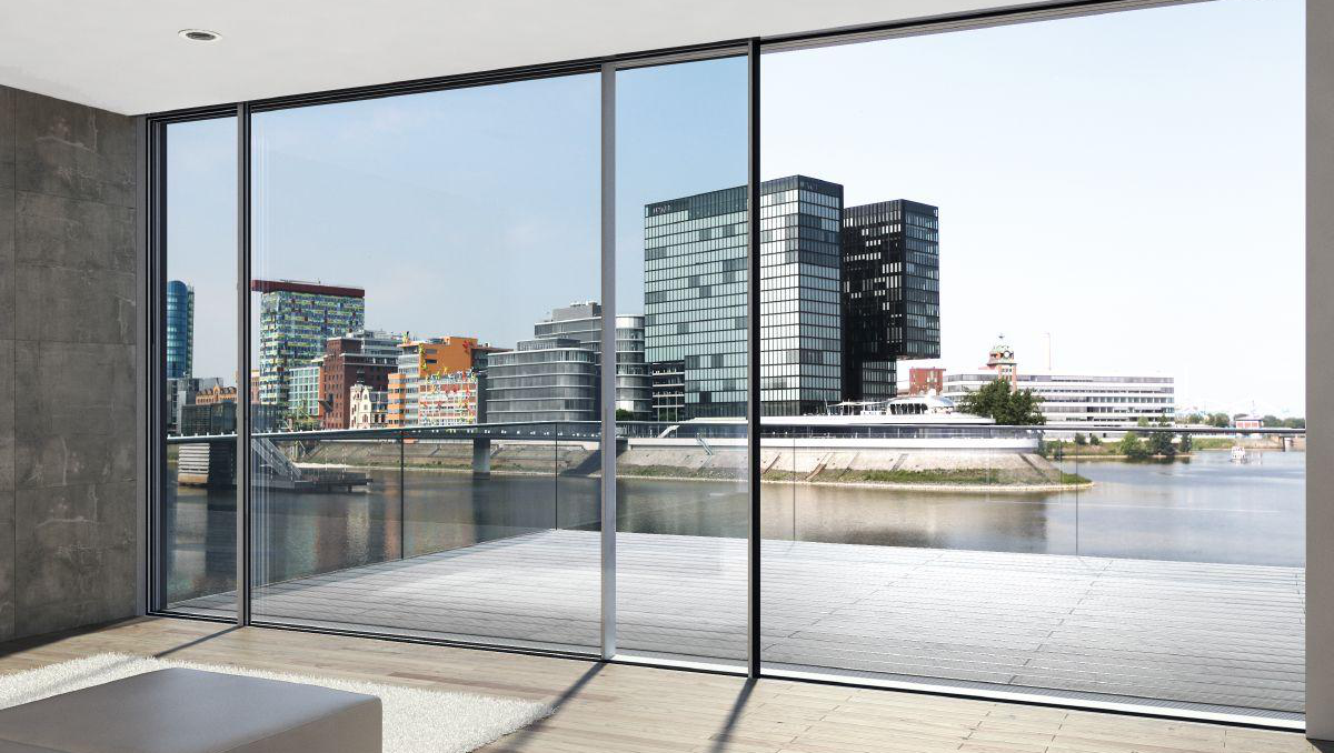 Schüco Panorama Design PD 76 als Balkontür vor Stadtaussicht