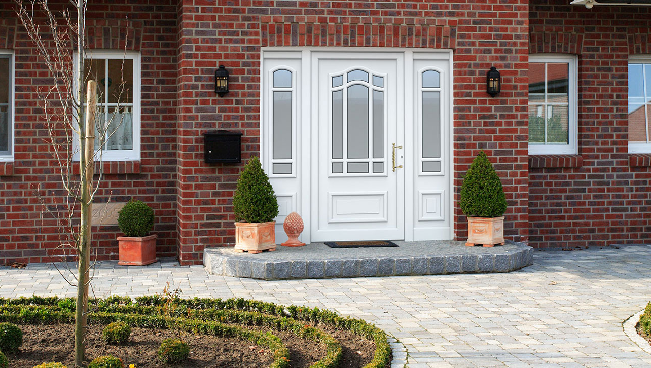 Backsteinhaus mit weißer Kompotherm Rembrandt Haustür