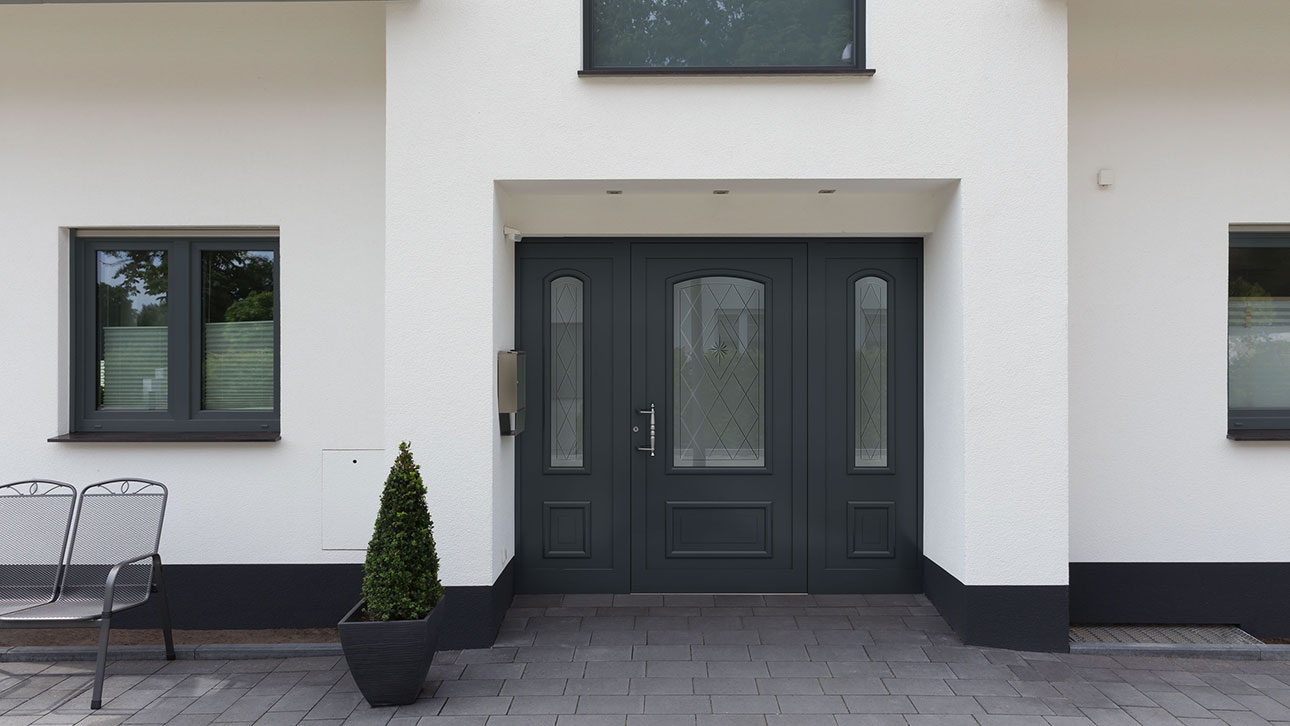 Eingangsbereich mit dunkler Kompotherm van Gogh Haustür