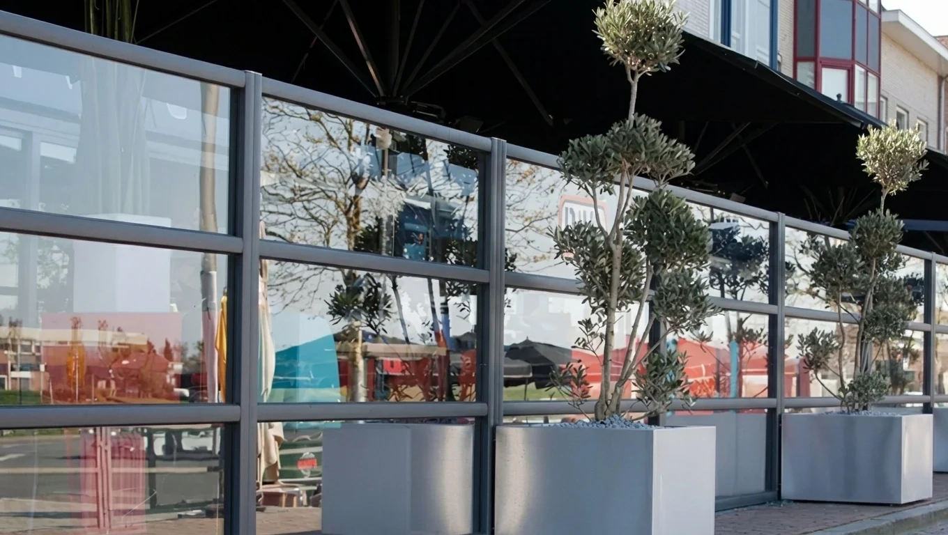 Windschutzwand Biarritz vor einem Außensitzbereiches eines Restaurants.