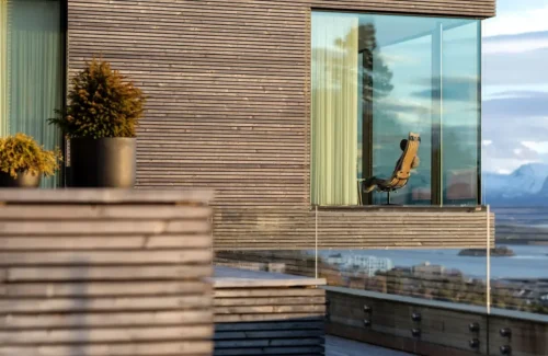 Modernes Haus mit Holzlattenverkleidung und großzügigen Fenstern