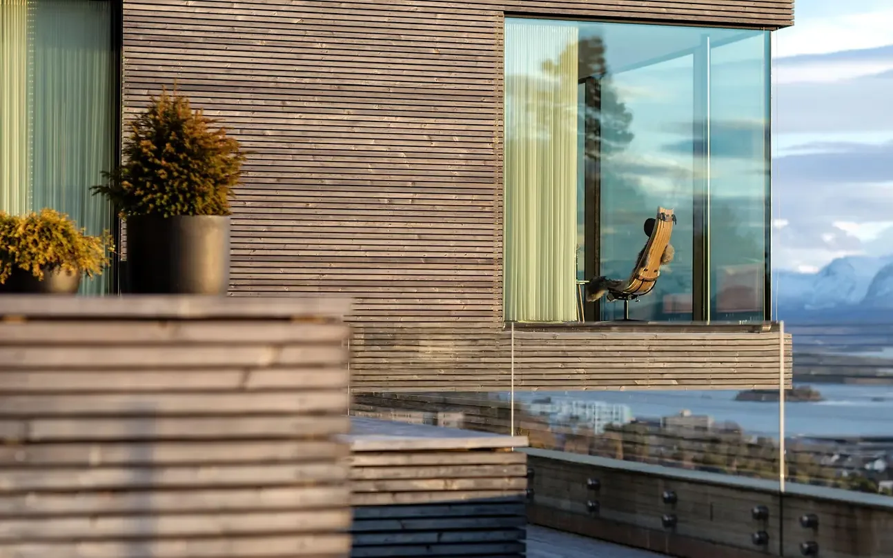 Modernes Haus mit Holzlattenverkleidung und großzügigen Fenstern