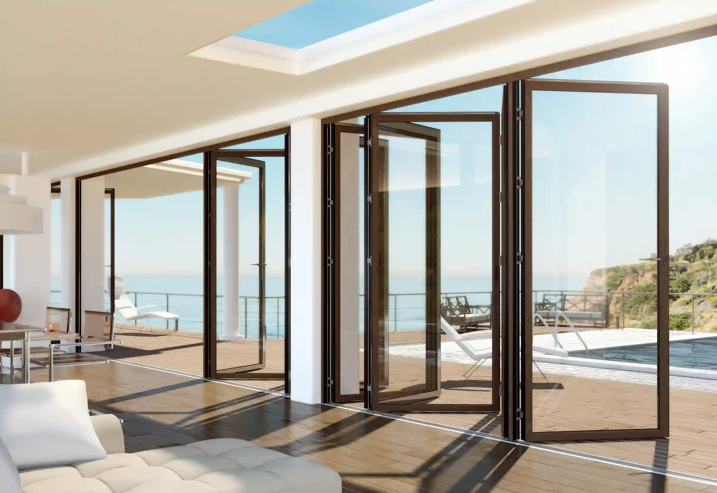 Stilvolle Terrasse mit Außenjalousien Geöffnete Faltschiebe-Glastüren vor Terrasse am Meer