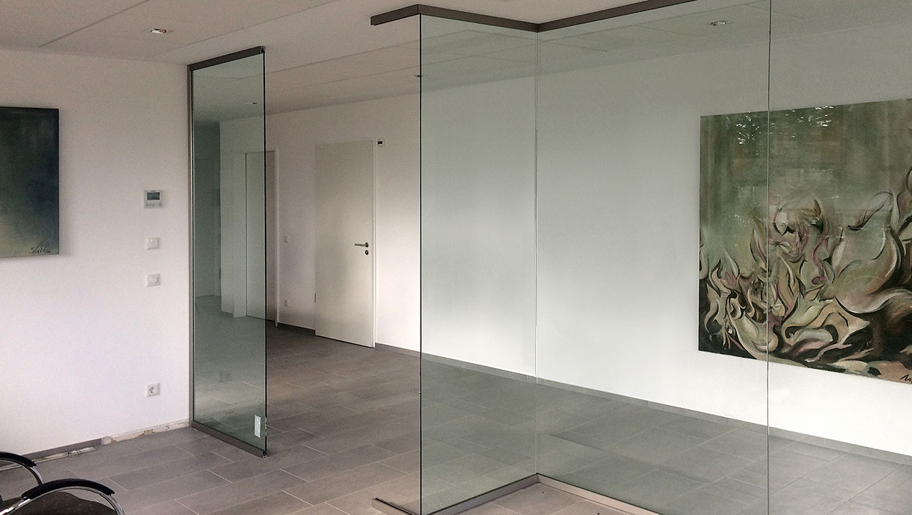 Moderner Hausflur mit über eine Ecke laufender Trennwand Fineline