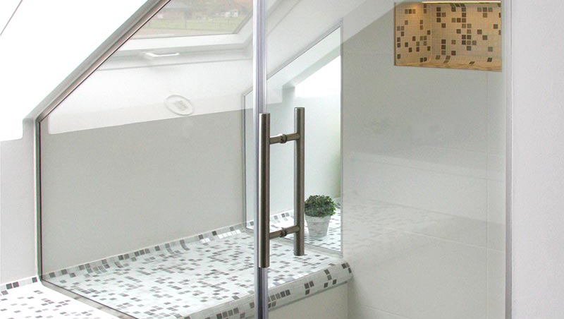 Glasdusche mit schrägem Seitenstück und silbernem Griff