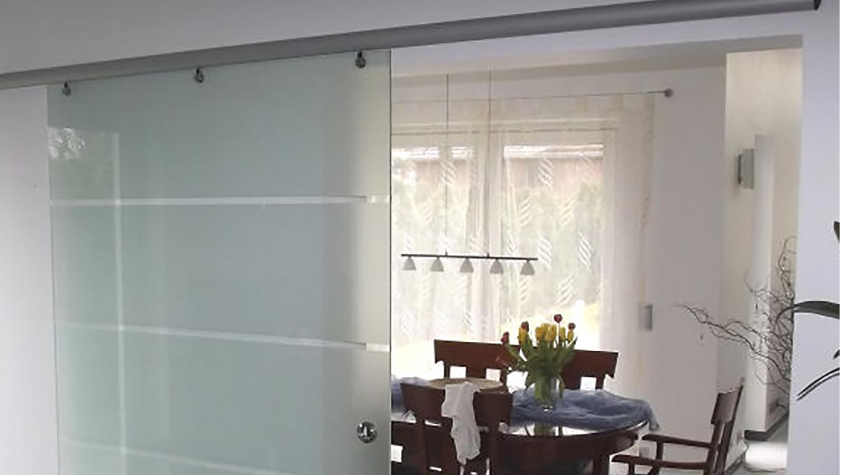 Esszimmer mit deckengeführter Panther Glasschiebetür