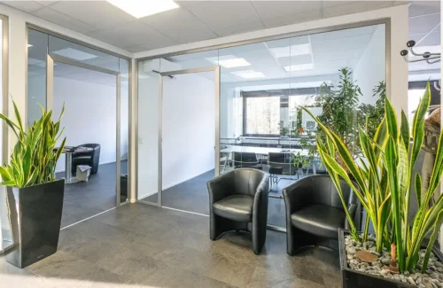 Büroräume mit Glastrennwänden mit Durchgängen
