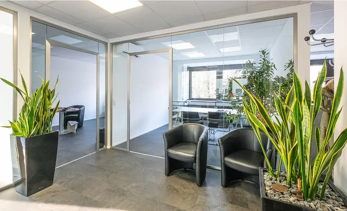Büroräume mit Glastrennwänden mit Durchgängen