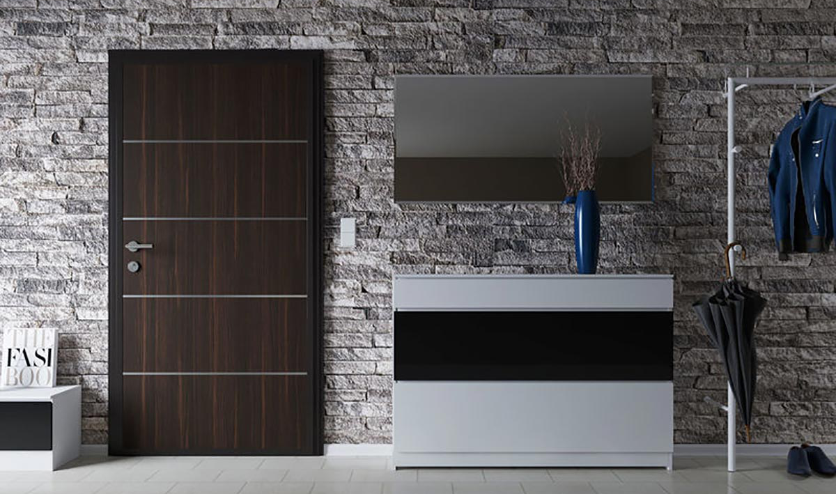 Innenansicht einer Wohnung mit Hometherm by Kompotherm Wohnungseingangstür mit dunklem Holz und silbernen Bändern.