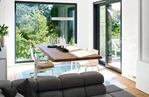 Modernes helles Wohnzimmer mit großen Kunststoff-Fenstern