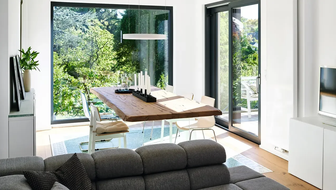 Modernes helles Wohnzimmer mit großen Kunststoff-Fenstern