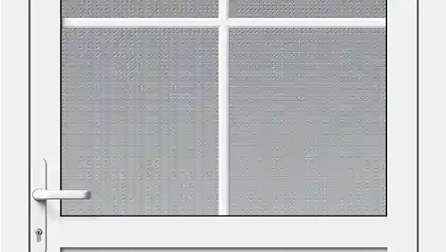 Helle Variante der KOMPOtherm® Nebeneingangstür NT 70 mit klassischem viergeteilten Fenster