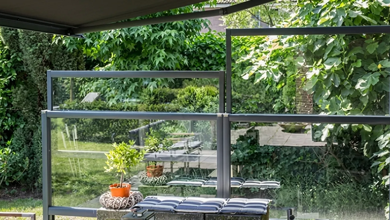 Terrasse mit dem höhenverstellbaren Windschutz Lüderitz.