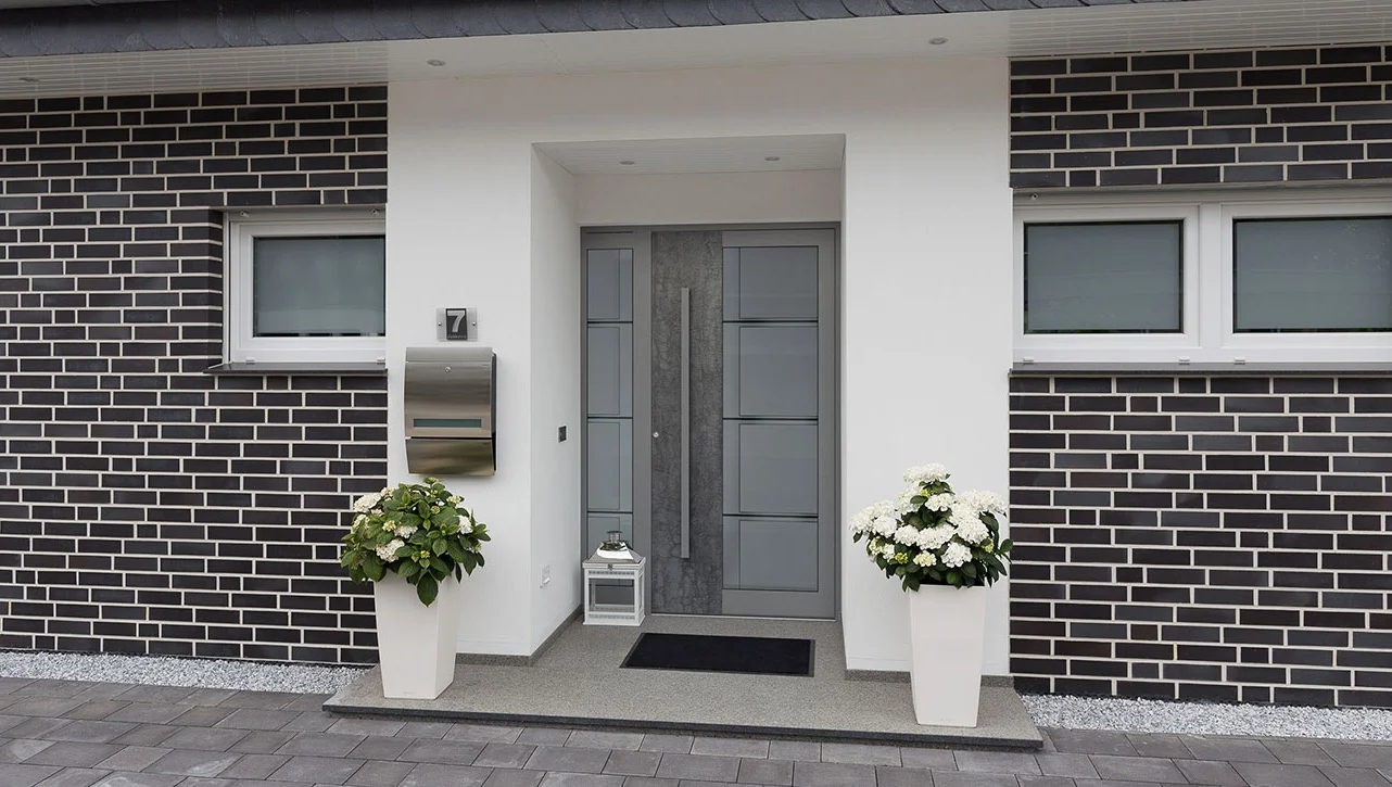 Eine Kompotherm Modelltür mit Glaselementen