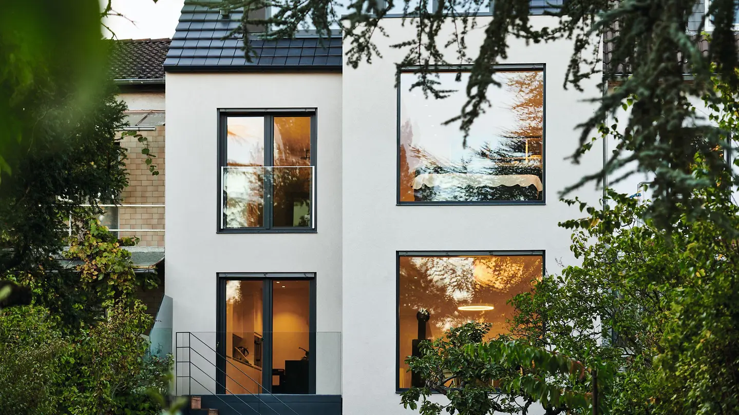 Modernes Haus mit großen Fenstern