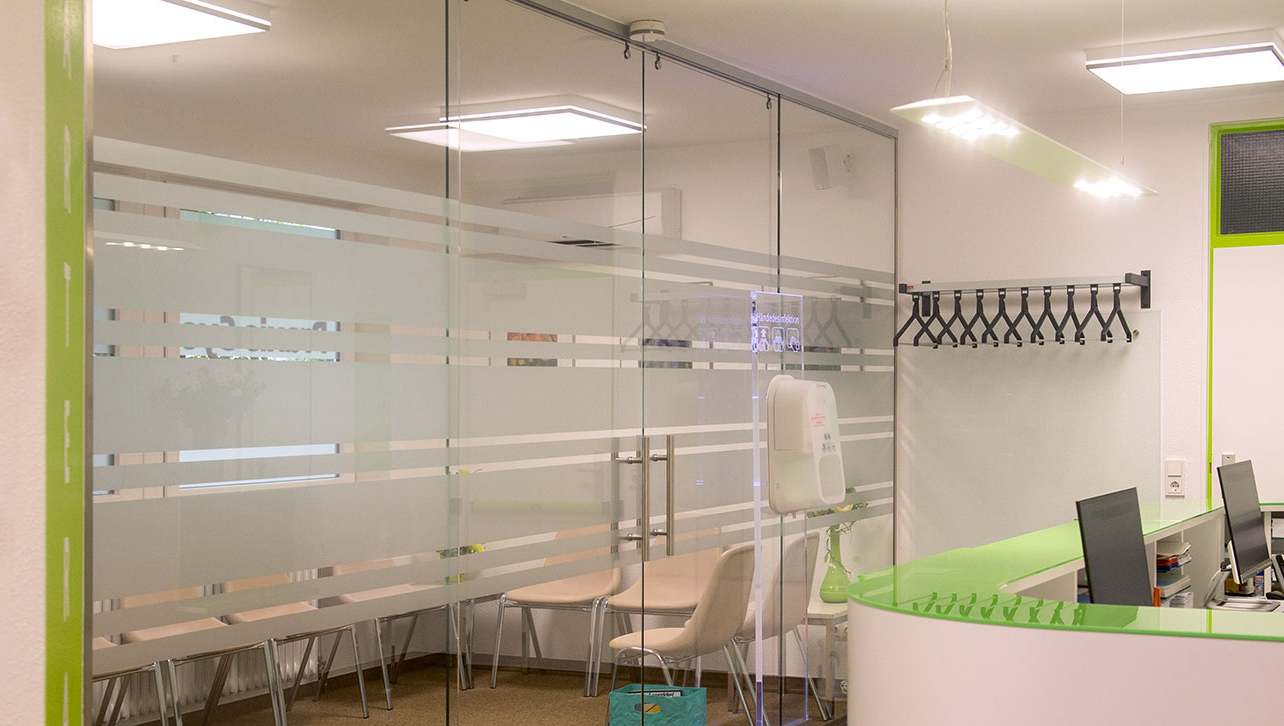 Wartezimmer mit gläserner Raumtrennwand mit Schiebetür Easy