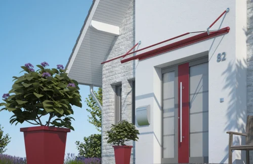 Eingangsbereich eines Hauses mit Blumentöpfen und Glasvordach mit roten Akzenten