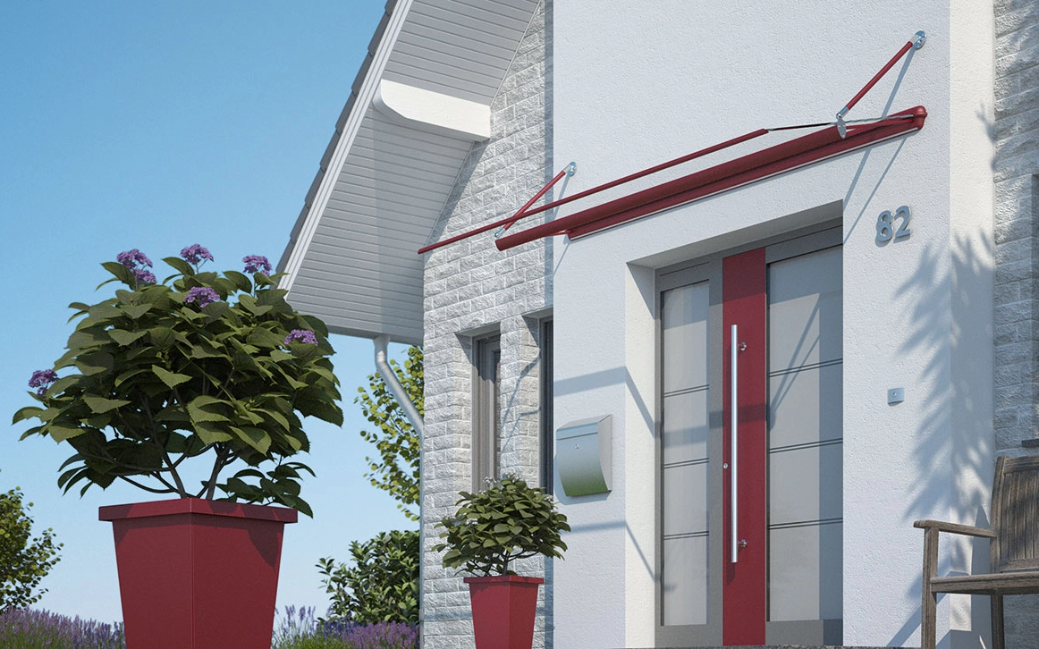 Eingangsbereich eines Hauses mit Blumentöpfen und Glasvordach mit roten Akzenten