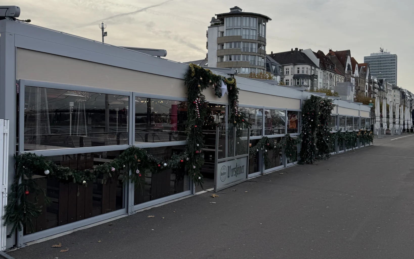 Windschutzwände von Verano am Wintergarten eines Restaurants.