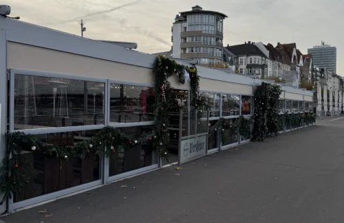 Windschutzwände von Verano am Wintergarten eines Restaurants.
