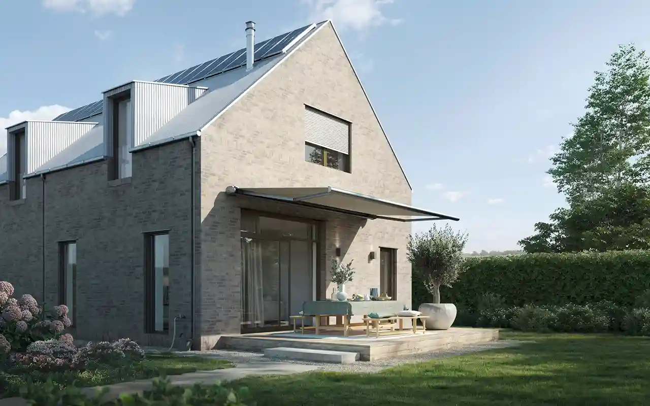 Helle Markise über der Terrasse
