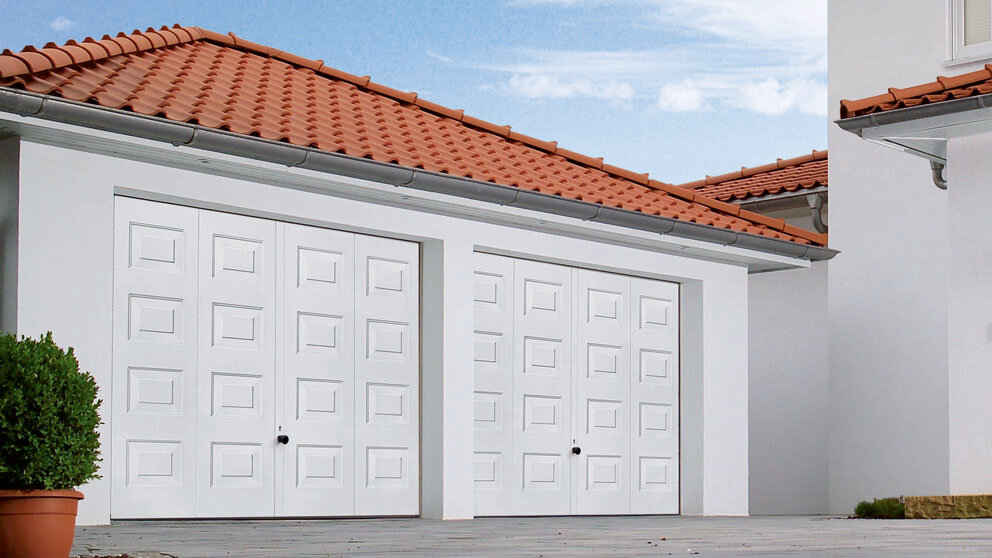 Doppelte Garage mit weißen Steinau Schwingtoren mit Rechteck-Muster