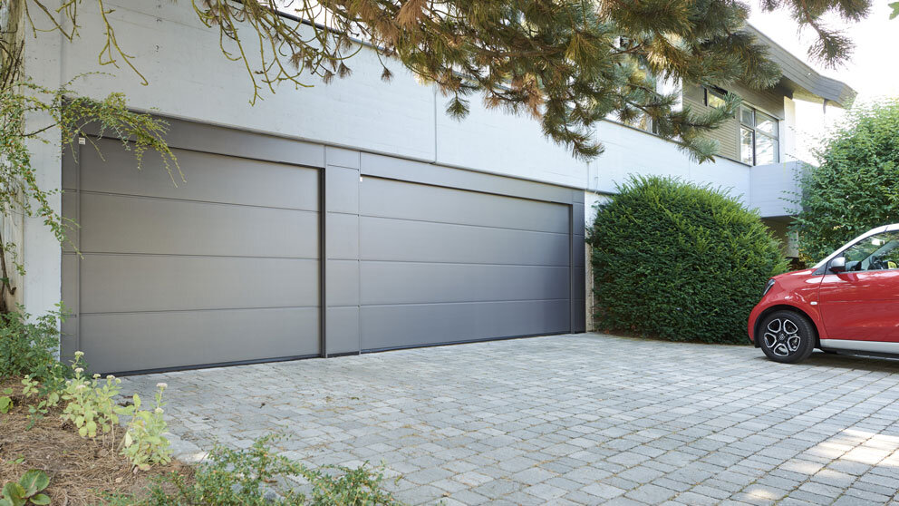 Doppelte Garage mit zwei Steinau Sektionaltoren