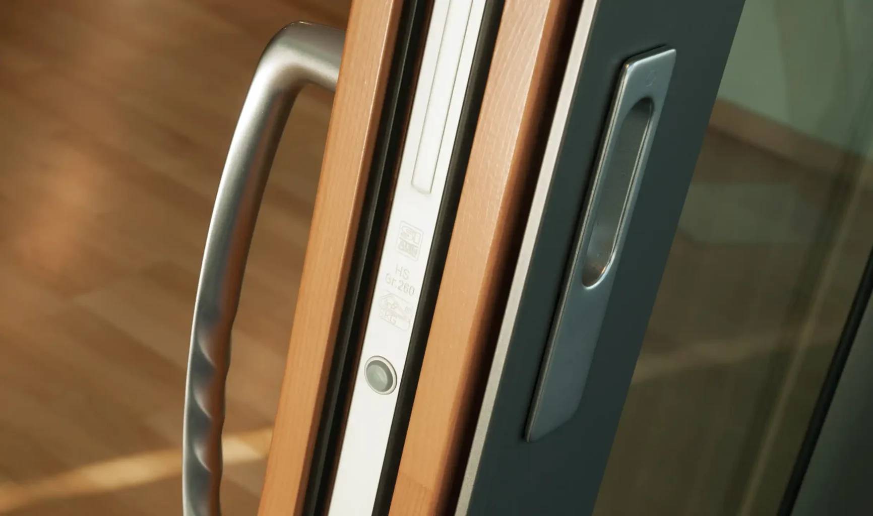 Profilaufnahme des Griffstücks einer Holz-Aluminium Hebeschiebetür.
