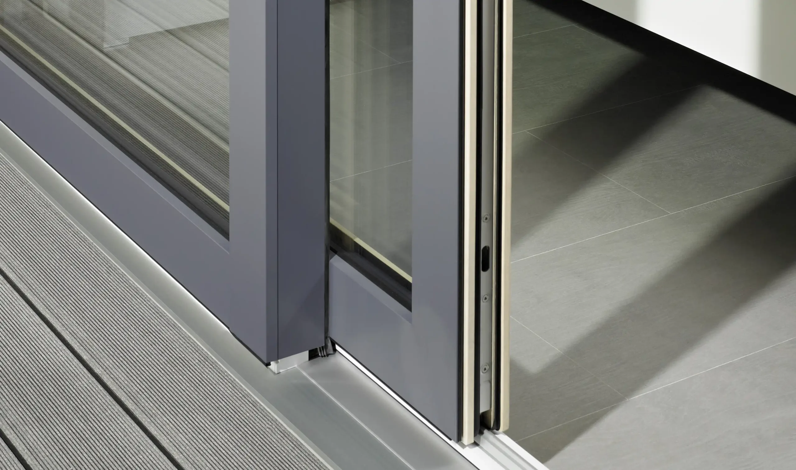 Aluminium-Profil einer Holz-Aluminium Hebeschiebetür von außen.