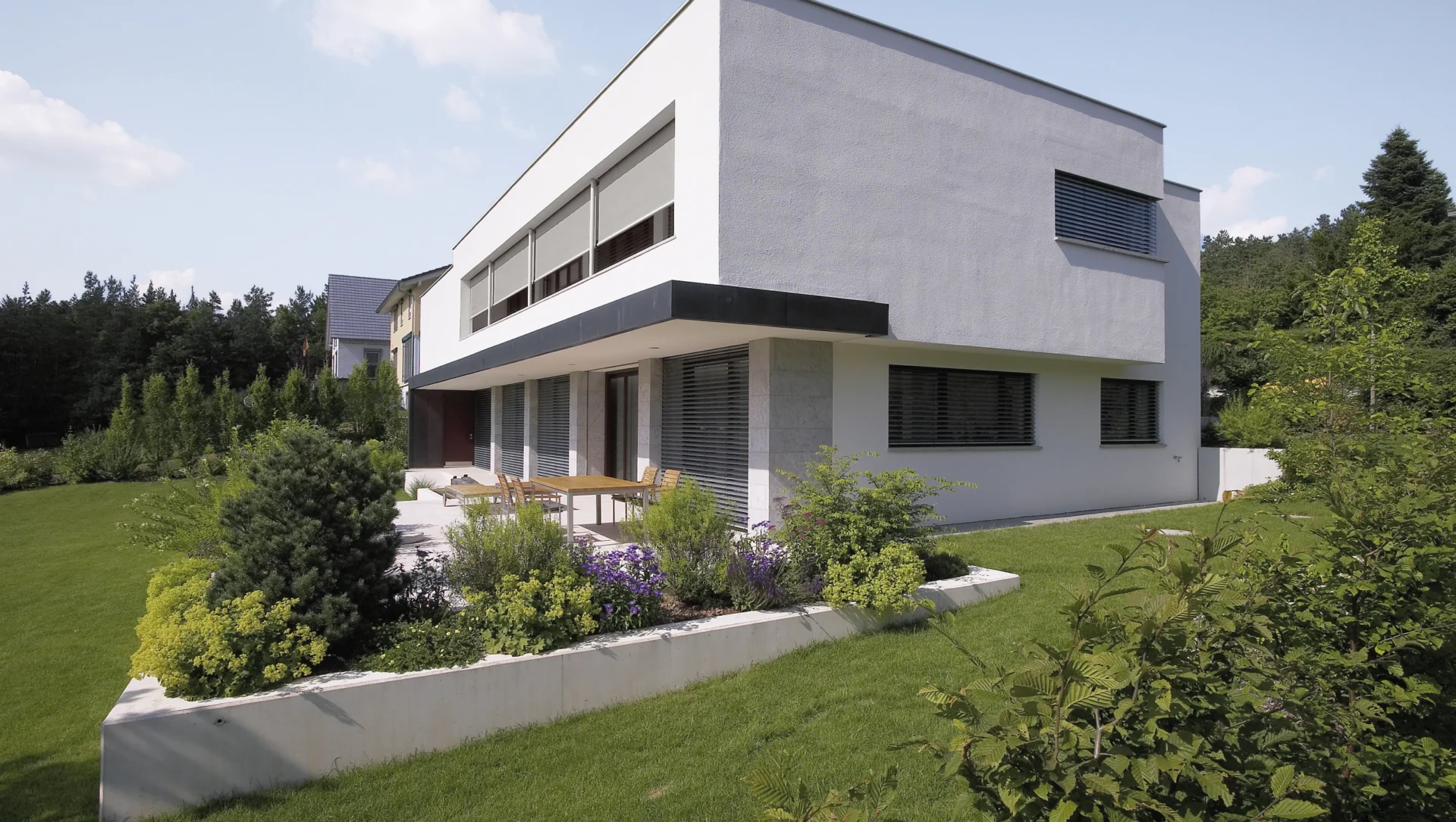 Modernes Einfamilienhaus mit Garten und Terrasse
